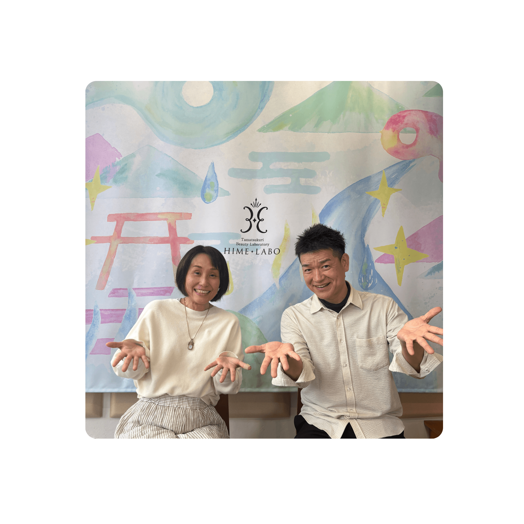 理紗校長と角幸治さんが笑顔で両手を広げている写真。